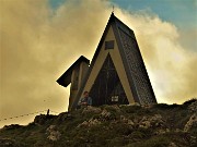 95 Alla cappelletta di vetta del Pizzo Cerro (1285 m) 